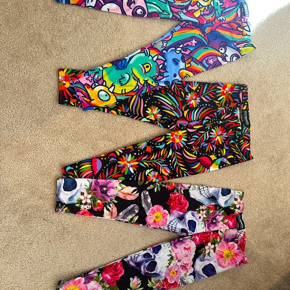 Gearbunch Small Bright Floral Print Capri Leggings - Picture 2 of 3